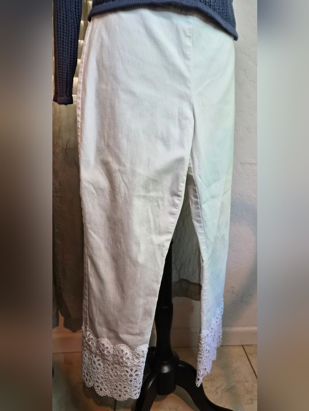 NWOT Attyre White Capris with Eyelet Lace Trim #0134